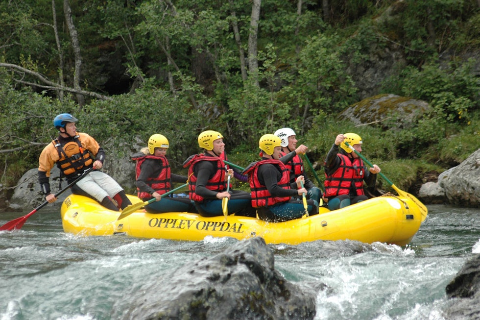 Tore Meirik, på jobb som raftingguide med tidsriktig hjelm i 2004. Foto: Martin Dørum Jære Rafting guide Driva Oppdal UTEmagasinet Fri Flyt