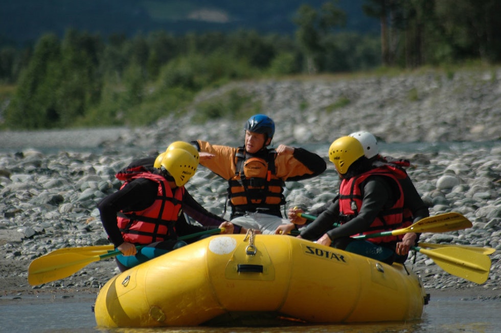 Sikkerhetskurs og tørrtrening før dere setter utfor. Foto: Martin Dørum Jære kjurs rafting guide oppdal utemagasinet
