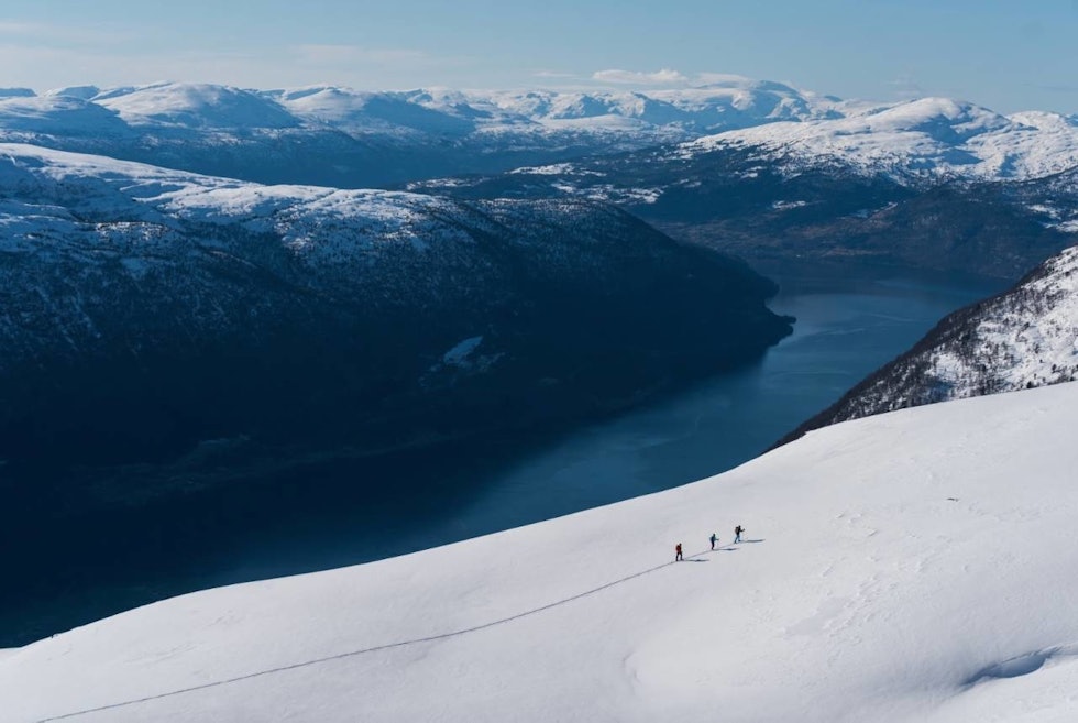 TOPPTUR I STRYN: Gode forhold på vår- og sommersnø. Foto: Bård Basberg TOPPTURER I STRYN BÅRD BASBERG
