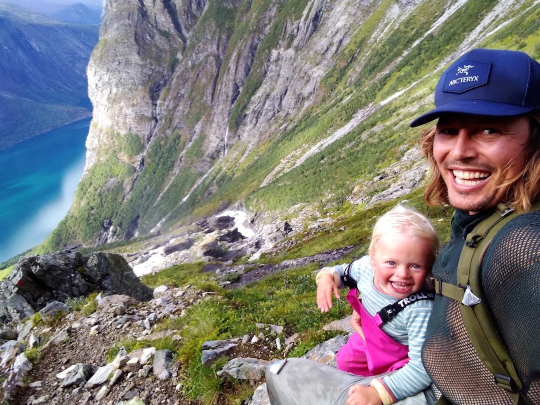 ÅRETS VILLMARKINGER: I 57 dager levde de to under åpen himmel og tilbakela mer enn 500 kilometer over deler av fjellkjeden Nordryggen, fra Ljosland i Vest- Agder til Leirvassbu i Jotunheimen. I løpet av 2018 tilbragte de 168 dager i telt og tilbakela hele 780 km på ski og til fots. For dette fikk de prisen Årets Villmarking 2019. Foto: Privat