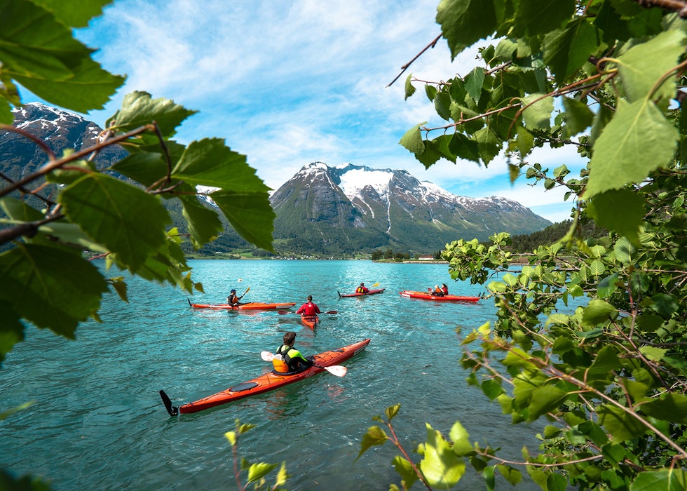 PADLING: Det bregrønne vannet gir hele padleopplevelsen en ekstra dimensjon. Foto: Strynefestivalen PADLING I STRYN