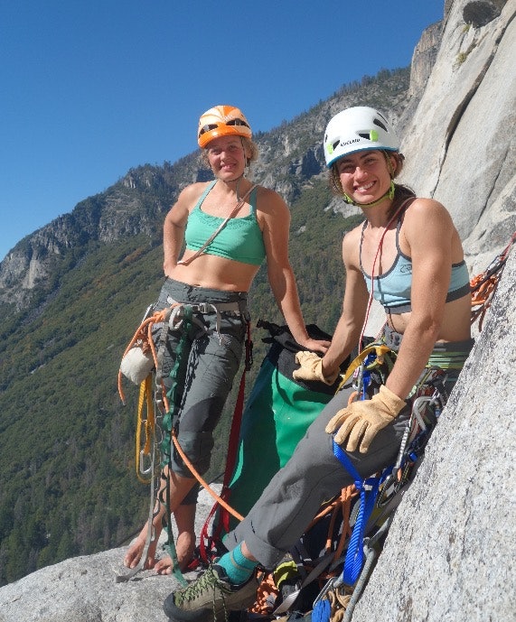 Paula Voldner (t.v) og Mari Augusta Holtlien Salvesen foreviget i Yosemite av moren til selveste Alex Honnold, som selv startet å klatre i en alder av 58. Foto: Dierdre Wolownick Paula Voldner (t.v) og Mari Augusta Holtlien Salvesen foreviget i Yosemite av moren til selveste Alex Honnold, som selv startet å klatre i en alder av 58. Foto: Dierdre Wolownick