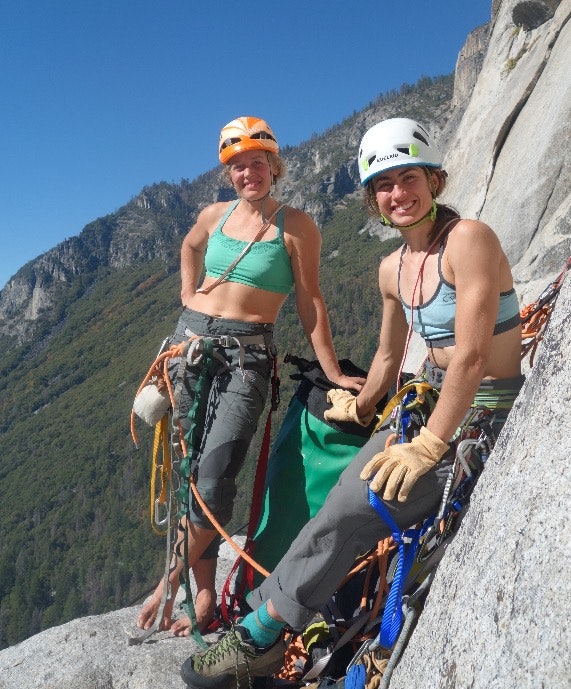 Paula Voldner (t.v) og Mari Augusta Holtlien Salvesen foreviget i Yosemite av moren til selveste Alex Honnold, som selv startet å klatre i en alder av 58. Foto: Dierdre Wolownick