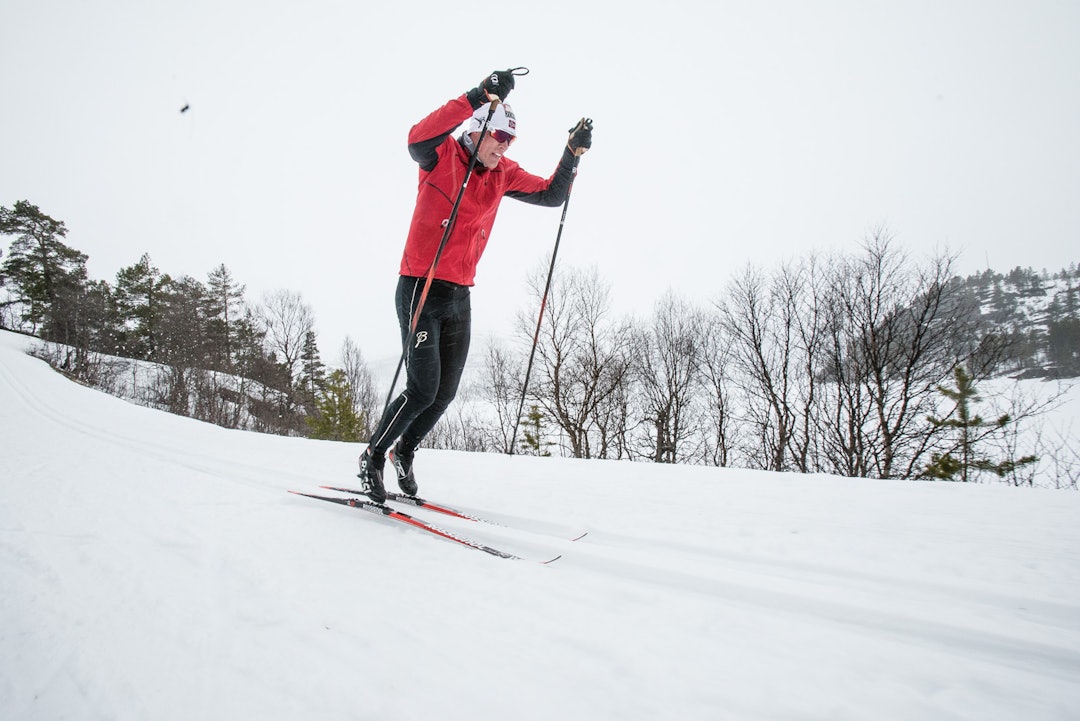 SKUMMELT: En skikkelig stake-spurt krever at du kommer deg godt opp på tærne og frem over skiene. Det kan virke skummelt for mange. Bilde: Christian Nerdrum