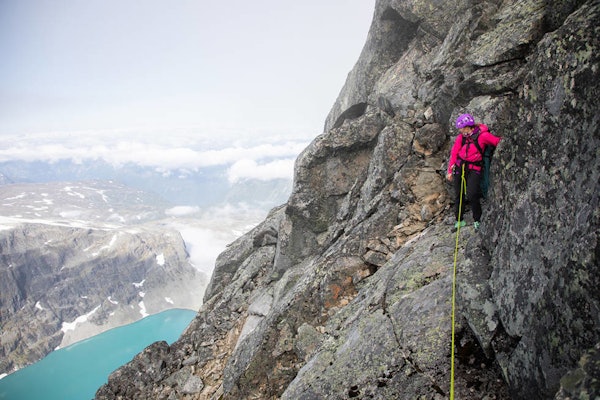 LUFTIG: God utsikt mot Skagastølsvatnet, omtrent 1000 meter lenger ned. Foto: Tore Meirik Store Skagastølstind Storen Klatring