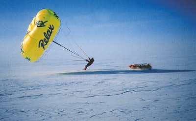 I ANTARKTIS: Simen Mørdre har vært på flere lange ekspedisjoner. Bildene er tatt på vei over Axel Heiberg-breen, med skseil over isen mot polpunktet. Foto: Privat skiseiling i antarktis Simen mørdre