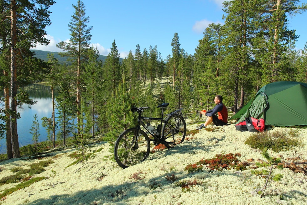 SOVE HER? Det er flere fine plasser å sove ute underveis. Foto: Øyvind Wold seterveien røros alvdal sykkel tips tur guide