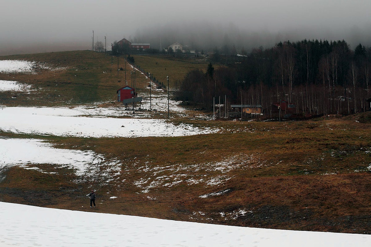 SNØFATTIG: Dersom klimagassutslippene fortsetter å øke vil norske skisentre gå en mild og snøfattig tid i møte. Her illustrert med Hafjell. Foto: Tore Meirik