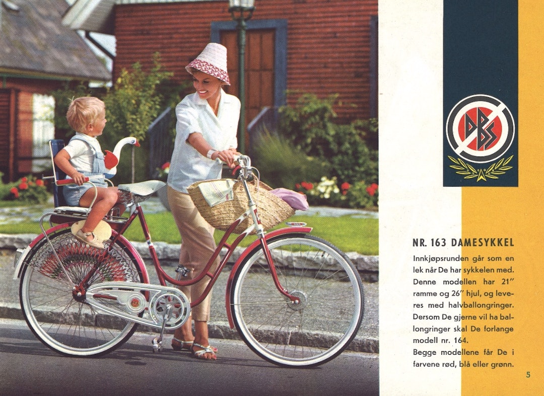 SYKKEL-REKLAME: Fra 1963-katalogen til DBS. Pappa fisker og mamma gjør innkjøp.  