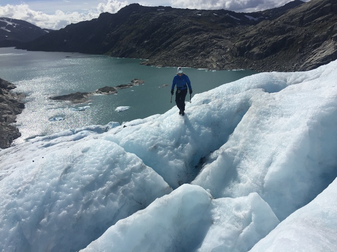 IS TIL ALLE: Å beskue breen fra kajakken er stilig, men det er enda mer spennende å bevege seg på. IS TIL ALLE: Å beskue breen fra kajakken er stilig, men det er enda mer spennende å bevege seg på.