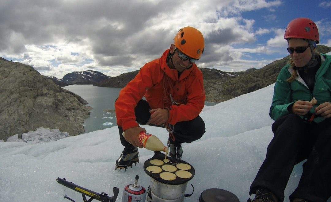 VARMLUNSJ: En hyggelig overraskelse fra Torbjørn som sørger for pannekaker til alle. VARMLUNSJ: En hyggelig overraskelse fra Torbjørn som sørger for pannekaker til alle.