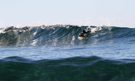 SURFING PÅ JÆREN: Erlend Røhrt (11) i og glitrende Jæren-bølger i oktober. Foto: Audun Holmøy Røhrt