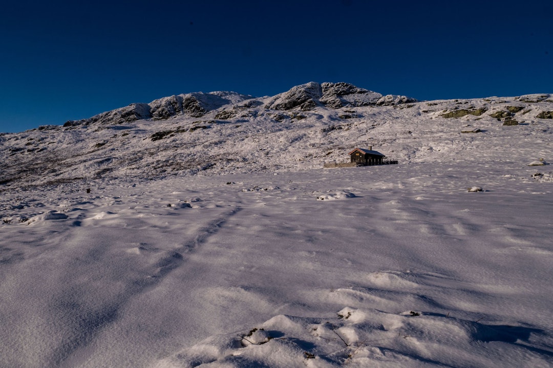 På nedsiden av en fjellrekke er det en stor svart stein. Der er målet. Foto: Thomas Svardal 14vesterheimsbua