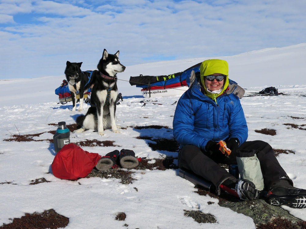 PÅSKELUNSJ: Sammen med at turen nærmet seg slutten, kom også våren. I Padlejanta kunne vi for første gang spise lunsj på en bar flekk. Foto: Therse Kongslien påskelunsj