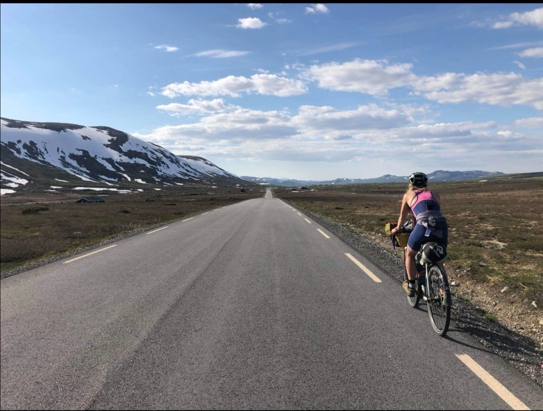 STRAKE VEIER: Med litt planlegging kan man unngå den verste trafikken. Her fra Valdresflya. Foto: Hedda Gjone sykling i norge