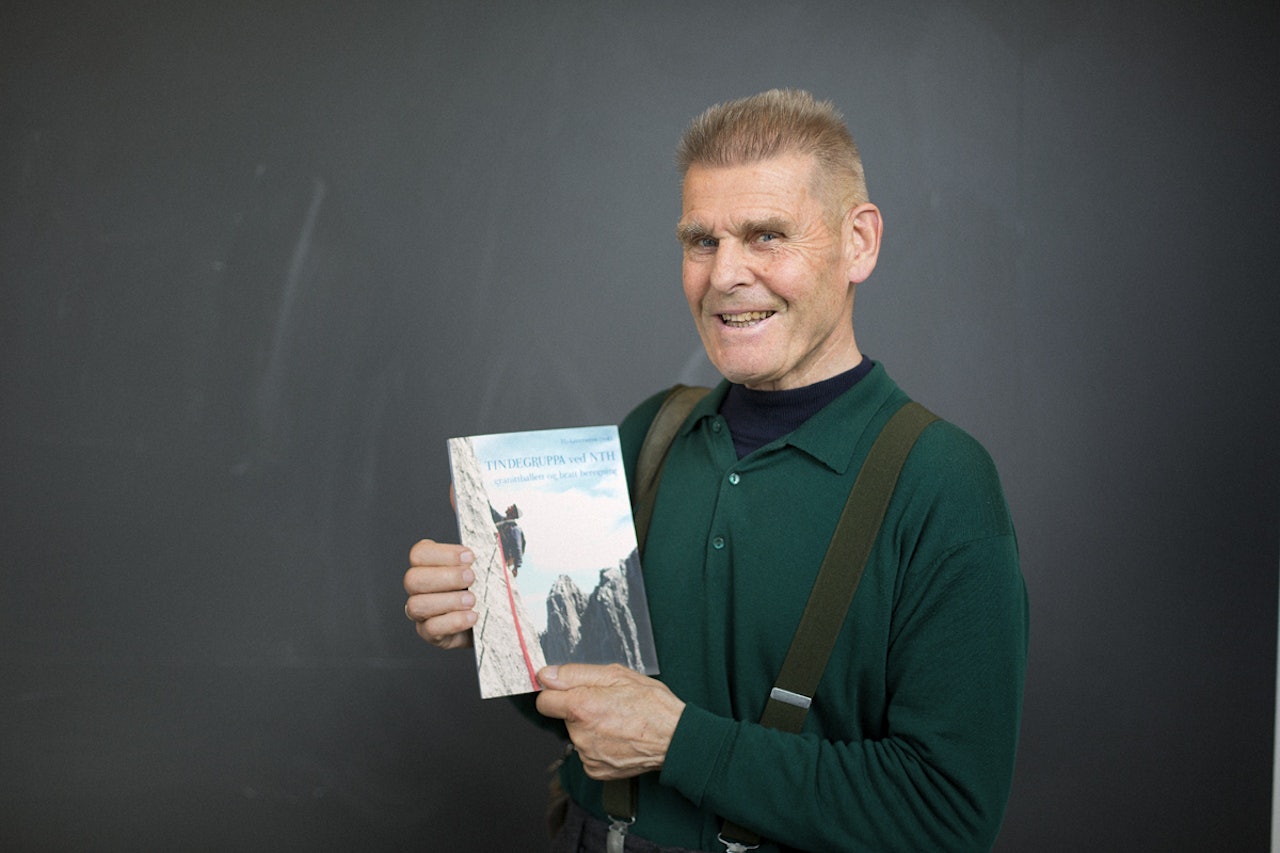 NY BOK: Nils Faarlund er en av forfatterne bak boka om Tindegruppas første år. Foto: Kristoffer Kippernes