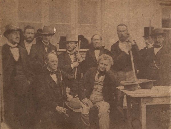 Norges første vandrer, Thomas Heftye, reiste det første huset på Sarabråten i 1856, en østerdalsk sperrestue. Heftye står mot midten av bildet, med flosshatt. Thomas heftye Sarabråten
