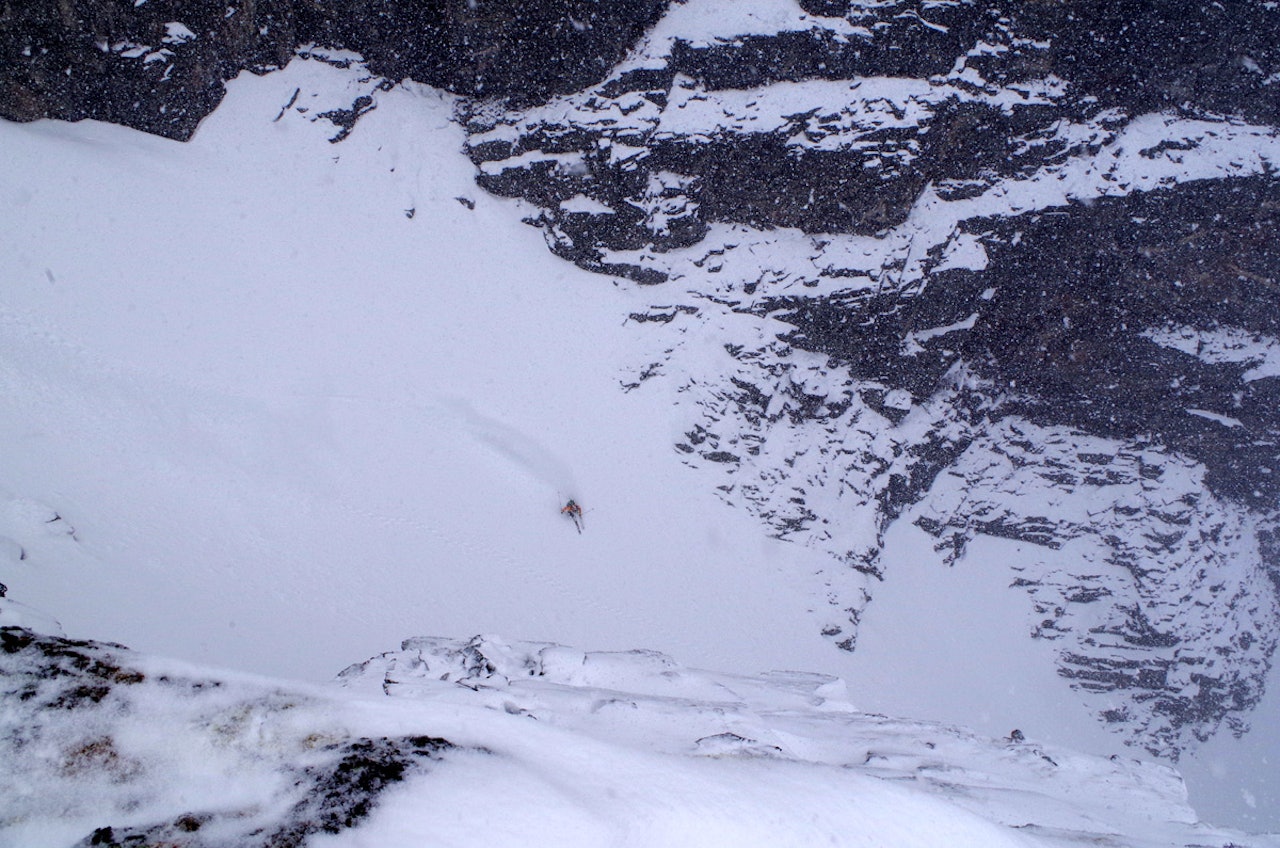 DAGEN FØR: Søndag 13. april kjørte Yngve Dalquist og turkameratene ned renna på Slotet i perfekt pudder og stabile forhold. Dagen etter døde Yngve og tre kamerater i et snøskred i Kannsdalen, to kilometer unna. Foto: Ole Simensen DAGEN FØR: Søndag 13. april kjørte Yngve Dalquist og turkameratene ned renna på Slotet i perfekt pudder og stabile forhold. Dagen etter døde Yngve og tre kamerater i et snøskred i Kannsdalen, to kilometer unna. Foto: Ole Simensen