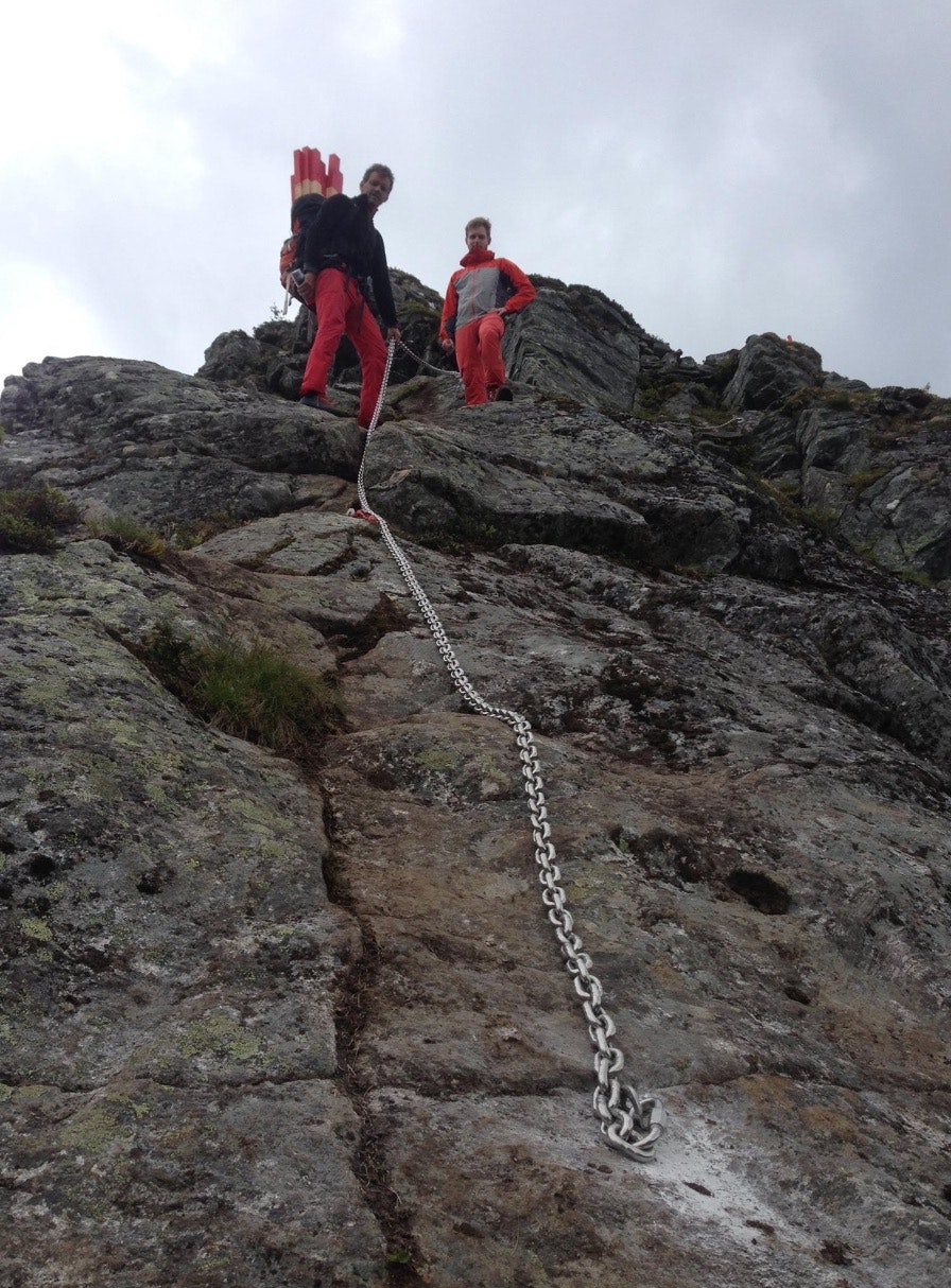 Stig Helset (fremst) under oppsettingen av kjettingen. Foto: Privat