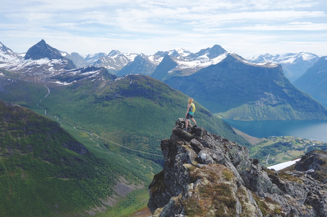 PANORAMA: Over hele egga har du utsikt av dette kaliberet. I bakgrunnen ser du Urkeegga, som også er en flott travers. Foto: Helge Wangberg PANORAMA: Over hele egga har du utsikt av dette kaliberet. I bakgrunnen ser du Urkeegga, som også er en flott travers. Foto: Helge Wangberg