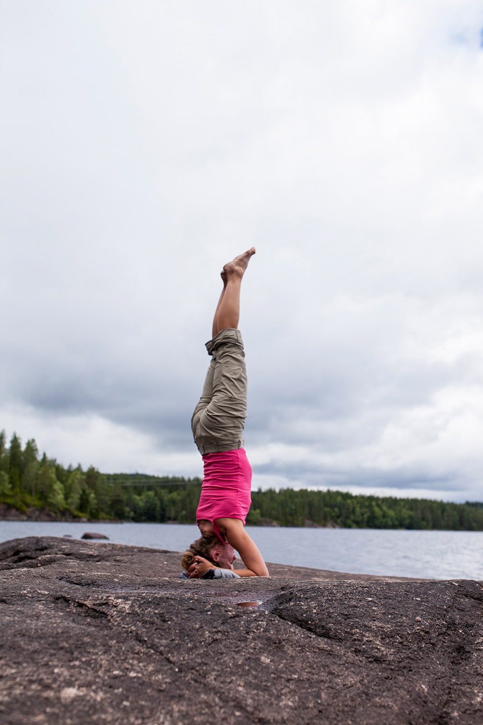 KJENN ETTER: – Yoga handler først og fremst om å bevistgjøre seg selv, åpne alle sanger og kjenne på alle inntrykk, undertreker kursinstruktøren. Foto: Marte Stensland Jørgensen.