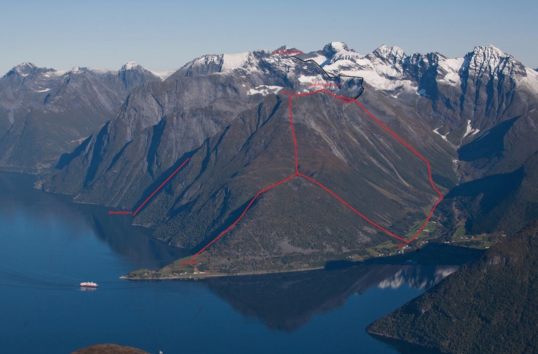Inntegnet turer over Hjørundfjordegga. SVart rute er ikke merket på turen., heller ikke returen ned Nordkopen. Foto: Håvard Myklebust Inntegnet turer over Hjørundfjordegga. SVart rute er ikke merket på turen., heller ikke returen ned Nordkopen. Foto: Håvard Myklebust