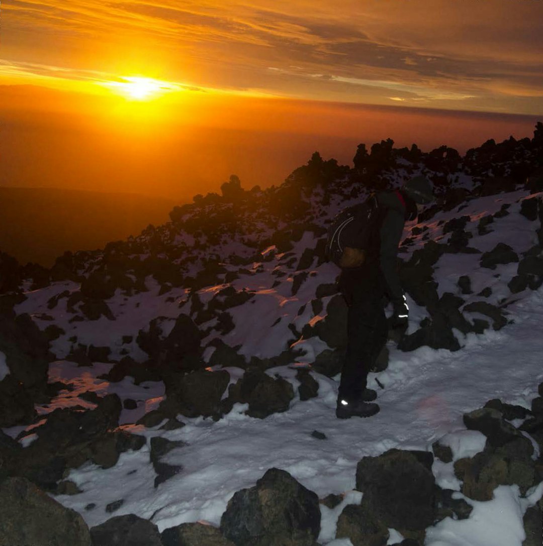 Overnatting oppe i fjellet gjør at du kan nyte soloppgangen høyt over sydenstrendene. Foto: Erlend Sande