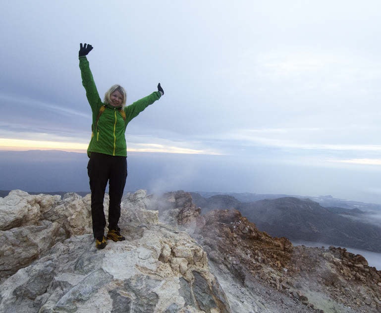 Eva Camilla Brandt på toppen av Pico del Teide, der svovelrøyken stiger til værs. Eva Camilla Brandt på toppen av Pico del Teide, der svovelrøyken stiger til værs.