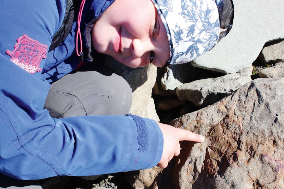 FUNN: Selma fant en flott fossil som dessverre var alt for stor til å få med i ryggsekken.