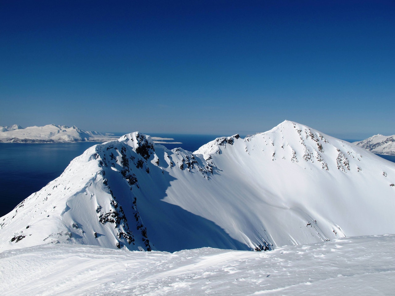 LYNGEN: Alpine fjorder og fjell man vanligvis bare kan drømme om. Foto: Henrik Breuer