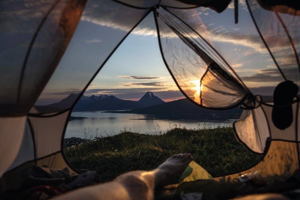 BALKONG: Med telt og godt vær får Helgelandsturen en ny dimensjon. Med teltplass i fjellene over Nesna kan du se rett ut på Tomskjevelen (fjellet med den hvite stripa).