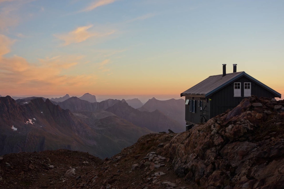 Tåkeheimen ved Svartisen i Nordland. Foto: Torbjørn Bjelland / DNT Tåkeheimen hytte norges fineste guide tips