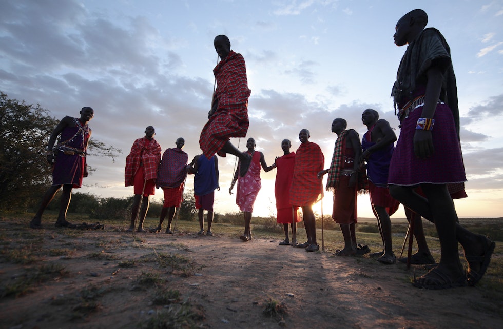 SKAL VI DANSE?: Masaiene bruker mye sang og dans, og har en enorm spenst. I den spesielle dansen er det om å gjøre å hoppe høyest med helt strake bein. Foto: Matti Bernitz