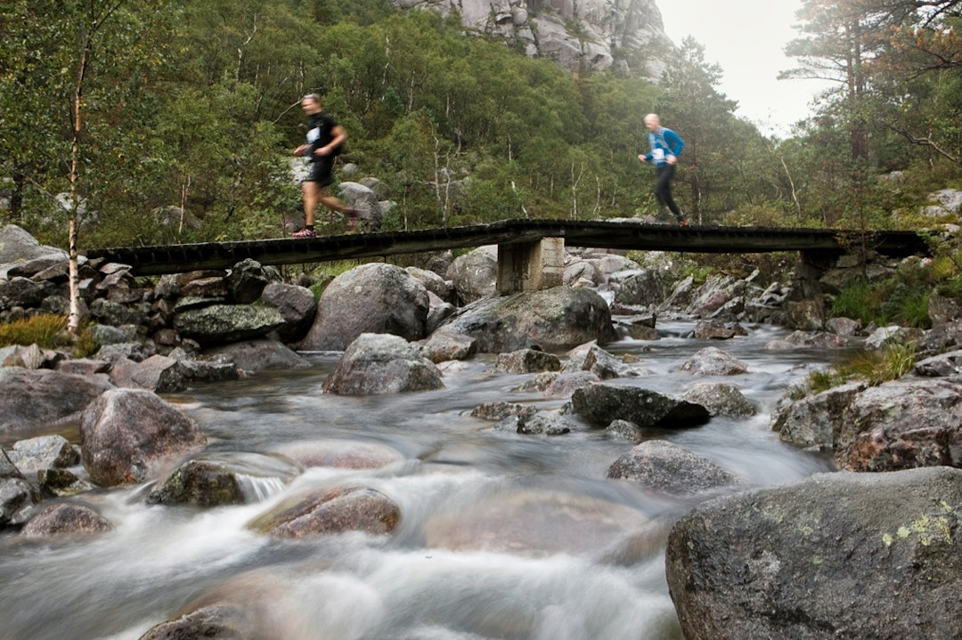 VÅTT OG VAKKERT: Regnet bidro til en brusende elv. Det var ingen troll å finne under brua, til tross hadde vi ikke tid til å smake på det friske fjellvannet. bru og elv