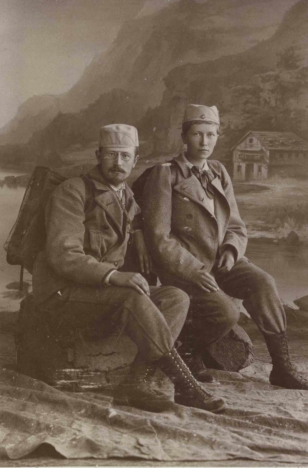 Thekla Resvoll med sin kommende ektemann etter en fjelltur i 1896. Dette er det første kjente fotografiet av en norsk kvinne i bukser uten skjørt over. Fotograf: Marie Roseland. Tilhører MUV, Universitetet i Oslo.  Thekla Resvoll med sin kommende ektemann etter en fjelltur i 1896. Dette er det første kjente fotografiet av en norsk kvinne i bukser uten skjørt over. Fotograf: Marie Roseland. Tilhører MUV, Universitetet i Oslo.