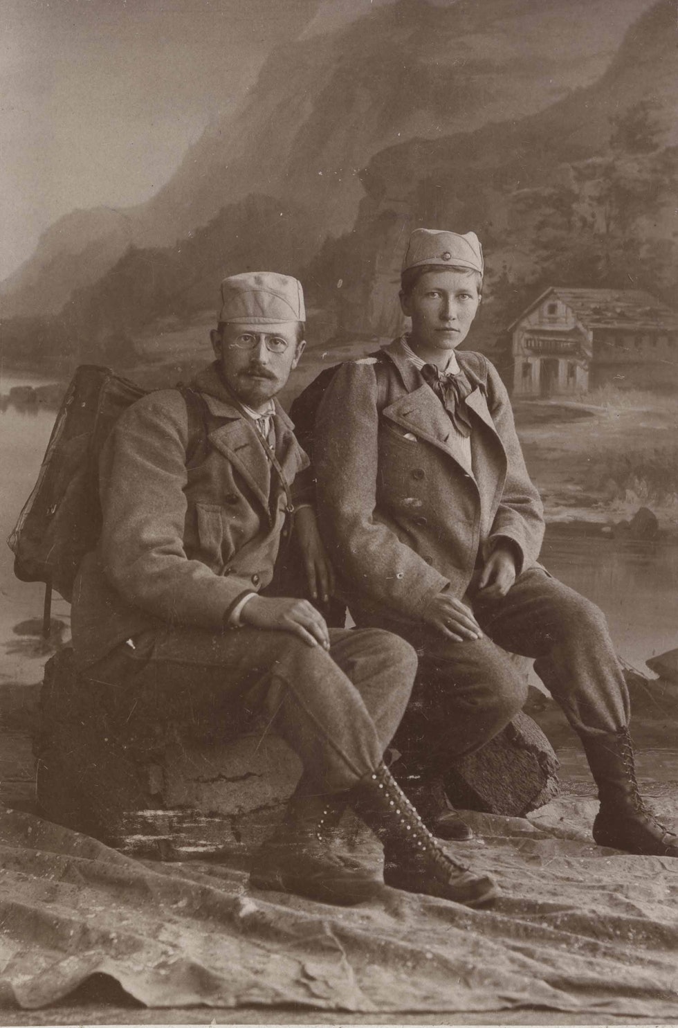 Thekla Resvoll med sin kommende ektemann etter en fjelltur i 1896. Dette er det første kjente fotografiet av en norsk kvinne i bukser uten skjørt over. Fotograf: Marie Roseland. Tilhører MUV, Universitetet i Oslo. 