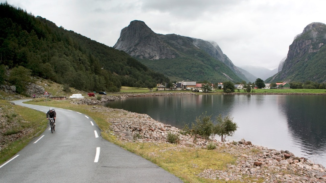 SNART I MÅL: Deltakere puster, peser og tråkker seg gjennom den idylliske bygda i Øvre Espedal. øvre espedal