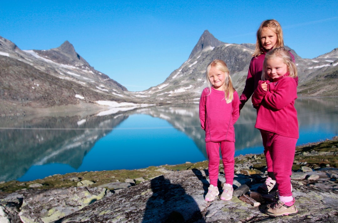 MORGENSTEMNING: Søstrene Ea (8), Gjendine (11) og Marikken på telttur i Koldedalen. I bakgrunnen ser vi Hjelledalstind og Falketind. Foto: Eivind Eidslott eidslott