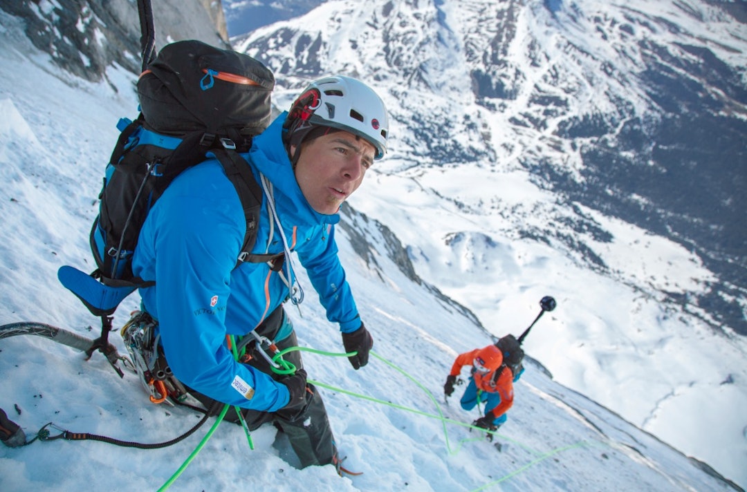 EIGER-DOKUMENTAR: De sveitsiske storveggsklatrerne Dani Arnold (til venstre) og Stephan Siegrist (til høyre) mens de dokumenterer nordveggen av Eiger. I tillegg hadde de med seg tre hjelpeklatrere. Foto: Mammut/Daniel Bartsch 