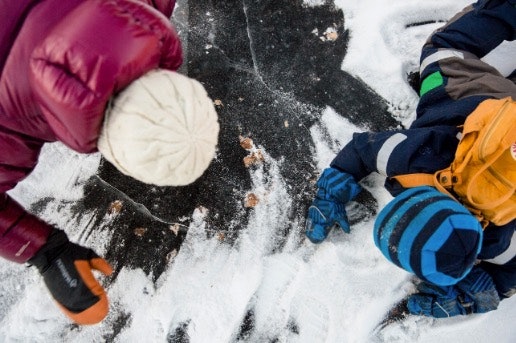 Ser vi noe under her, tro? Foto: Line Hårklau Ser vi noe under her, tro? Foto: Line Hårklau