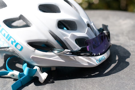 PERFEKT PASSFORM: Oakley-briller er lette å plassere trygt på hjelmen.