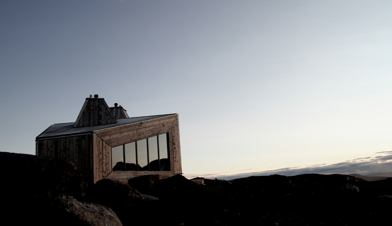 RABOTHYTTA: Hytta har utsikt til Okstindbreen og til Nord-Norges høyeste fjell, Oksskolten. Foto: Håvard Nystad