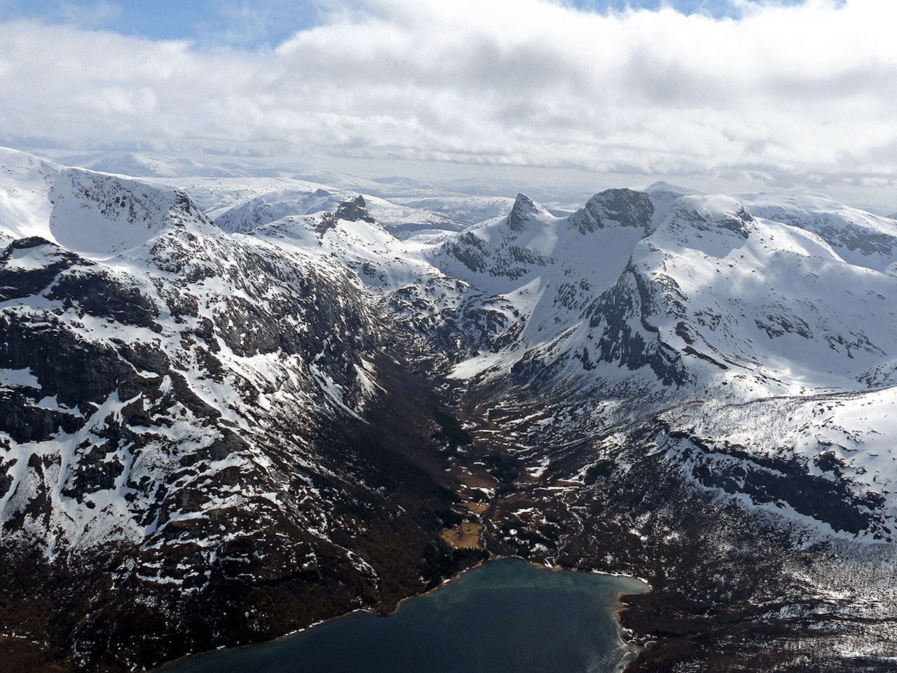 SLURVPÅLTINDEN: Hva gjorde egentlig denne Pål, som ga navn til det vakre fjellet midt i bildet? Det spørsmålet har opptatt Fri Flyts nettredaktør sterkt de siste dagene. Foto: Torgeir Kjus