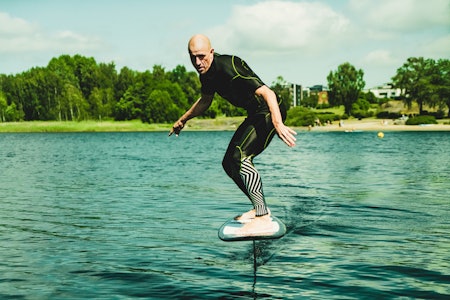 BRETTKUNSTNEREN: Terje Haakonsen er mest kjent for å kjøre snowboard, men har prøvd det meste som finnes av andre brettsporter. Prone foiling er den nyeste aktiviteten på lista. Bilde: Christian Nerdrum Terje Haakonsen er mest kjent for å kjøre snowboard, men har prøvd det meste som finnes av andre brettsporter. Prone foiling er den nyeste aktiviteten på lista. Bilde: Christian Nerdrum