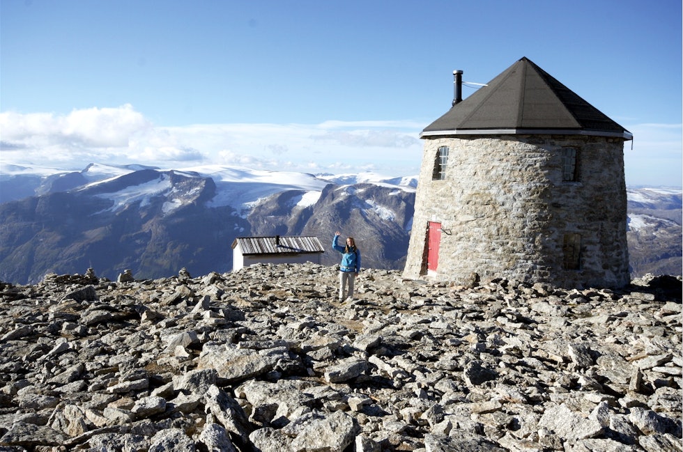 Skålatårnet på toppen av Skåla. Foto: Sandra Lappegard Skålatårnet på toppen av Skåla. Foto: Sandra Lappegard