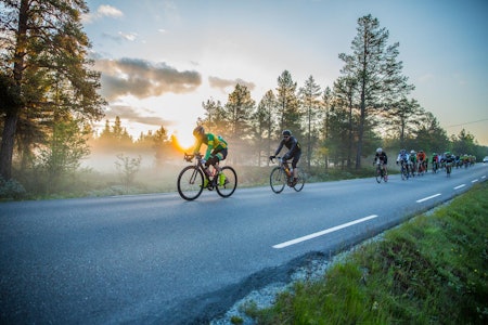 MOT RETTSAK: Sogn CK er klar for å arrangere Jotunheimen rundt igjen i 2025. Før den tid venter trolig en rettsak mot Styrkeprøven. Foto: Håvard Nesbø UFORGLEMMELIG NATT: Det er null grader når tetgruppa sykler over Valdresflyi i grålysningen om morgenen den 4. juli.
