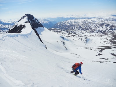 I PINSA: Håkan Steffanson i aksjon på sommerlig snø på Steindalsnosi i Hurrungane. Foto: Timme Ellingjord