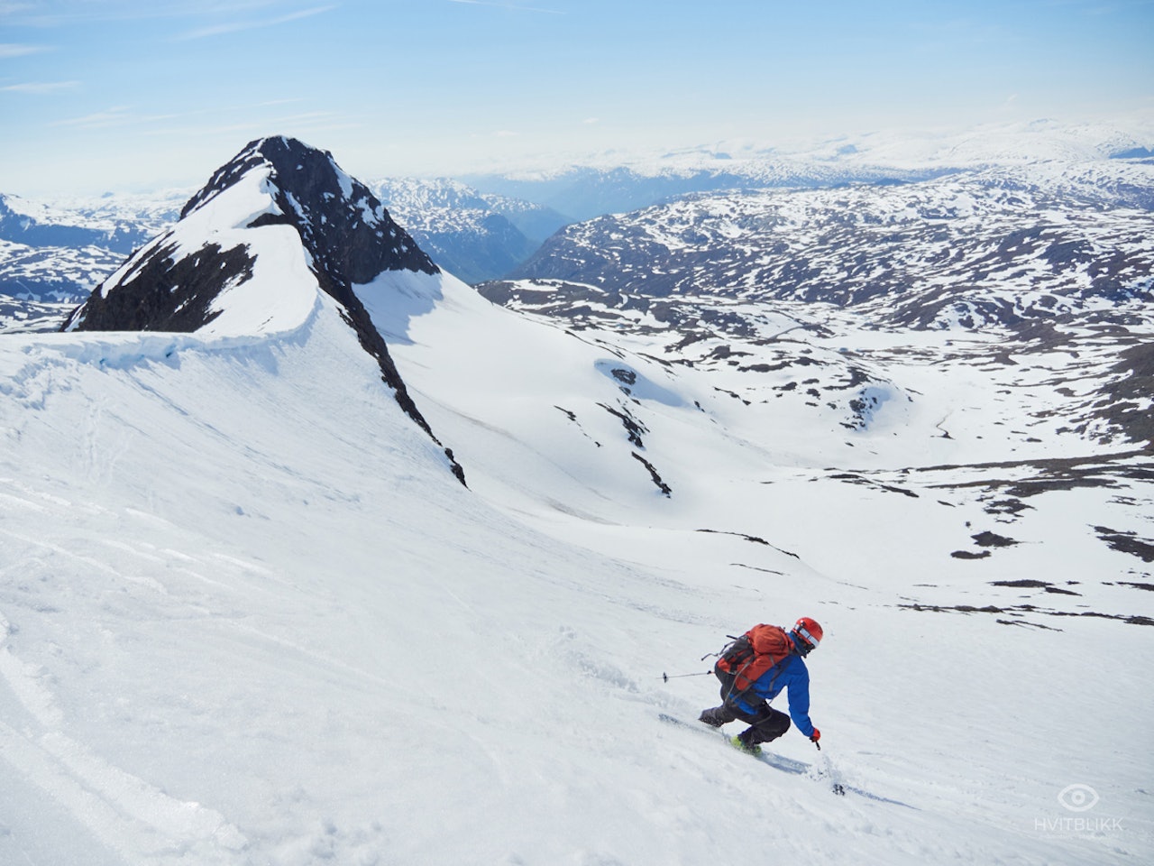 I PINSA: Håkan Steffanson i aksjon på sommerlig snø på Steindalsnosi i Hurrungane. Foto: Timme Ellingjord I PINSA: Håkan Steffanson i aksjon på sommerlig snø på Steindalsnosi i Hurrungane. Foto: Timme Ellingjord