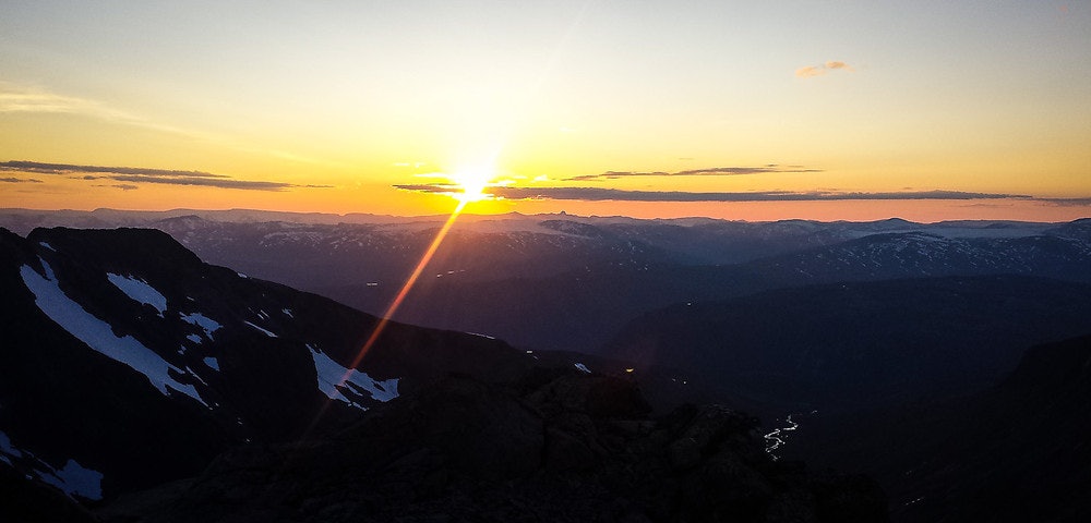 MOT KVELD: Solnedgang bak Lodalskåpa sett fra Midtre Ringstinden. Foto: Sondre Kvambekk Solnedgang bak Lodalskåpa sett fra Midtre Ringstinden.