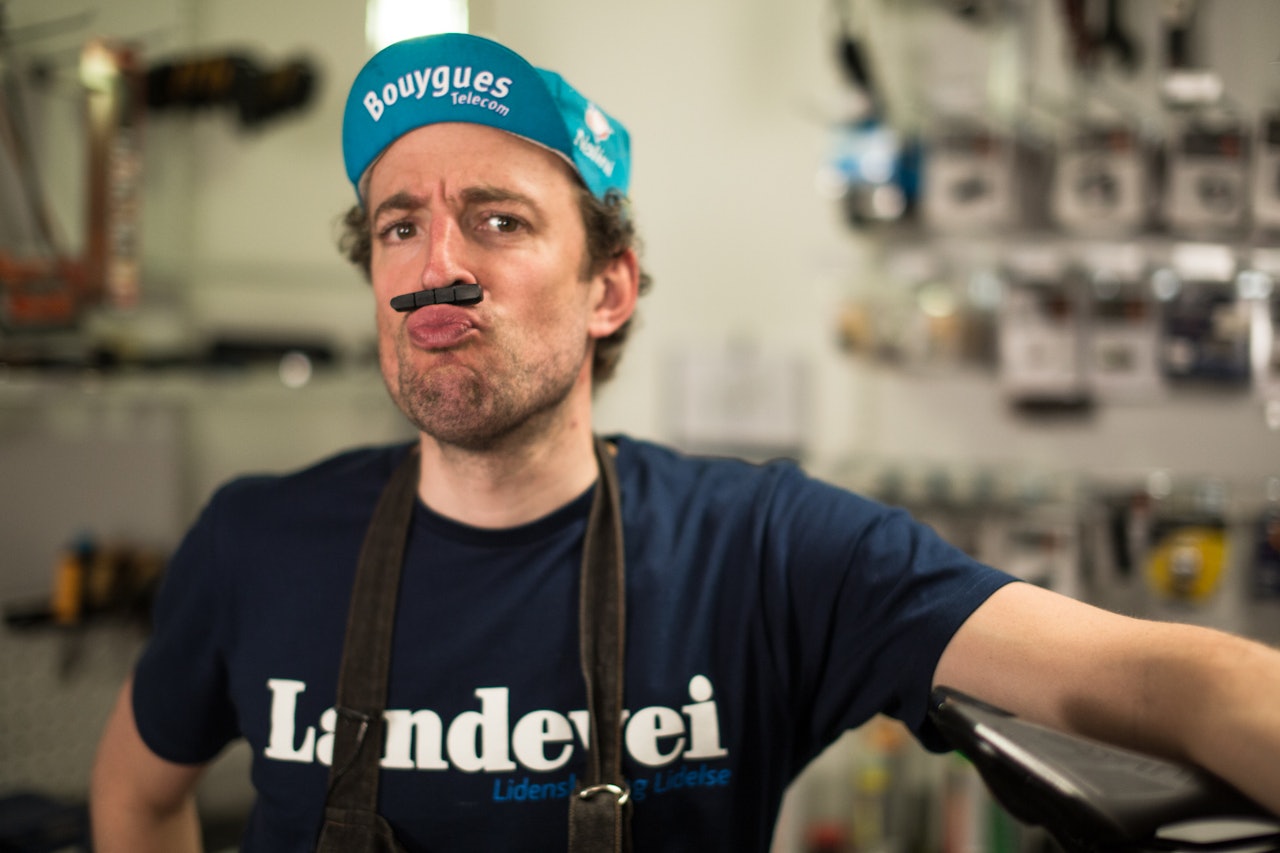 BREMSEBART: I dag skal vi senke farten litt og snakke om bremser. For hvordan bytter man egentlig bremseklosser selv? Foto: Christian Nerdrum. bytt bremseklosser, dårlige bremser, fiks bremser landeveisykkel, feil bremser landevei, mekkeskolen, landevei, fjern subbing på bremser, landevei, landeveisykling,